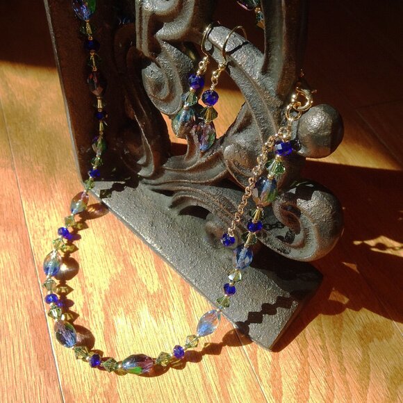 Artisanal necklace/earring set designed around rice beads and crystals - Picture 8 of 9